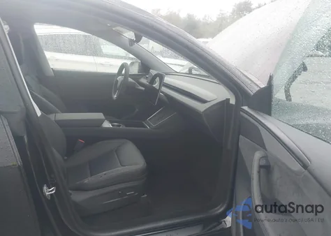 2026 Tesla Model Y Long Range Dual Motor All-Wheel Drive/Long Range Launch Series z USA, uszkodzony, nr VIN 7SAYGDEE7TF427727